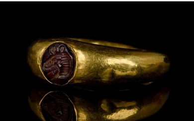 ROMAN GOLD AND GARNET INTAGLIO RING WITH BEAST