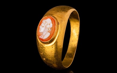 ROMAN GOLD FINGER RING WITH SARDONYX CAMEO OF A WOMAN