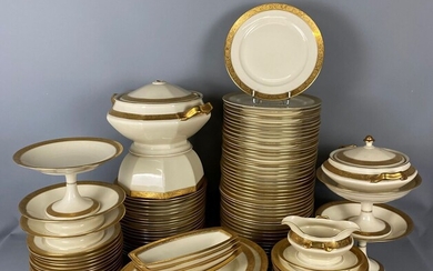 ROSENTHAL Bavaria - Partie de service en porcelaine blanche et dorée comprenant : 46 assiettes...