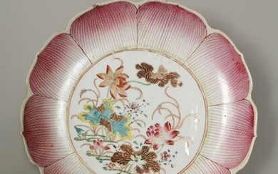 Rare large famile rose lotus flower plate yongzheng/ Qianglong.18th century ø 27,5 cm (1) - Porcelain - China - Yongzheng (1723-1735)