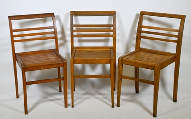 René Gabriel (1899-1950) modèle "103", suite de (x3) chaises en bois naturel, à dossier incurvé...