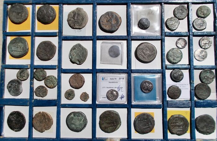 Roman Republic - Lot comprising 39 AE/AR coins (various denominations), 3rd-1st century BC.