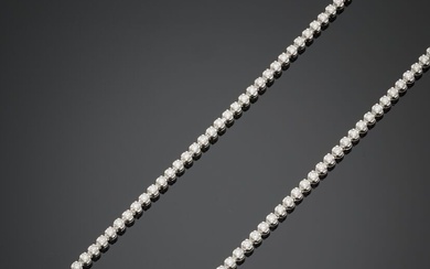 SAUTOIR articulé en or gris (750‰) serti d'un alignement de diamants taille brillant. Poids des...
