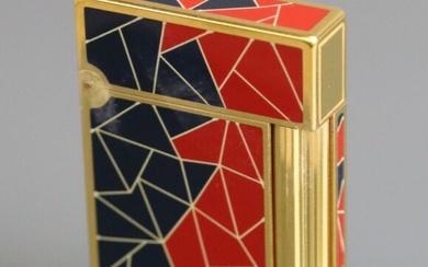 S.T. Dupont Paris Briquet en métal doré et laqué à décor géométrique bleu et rouge....