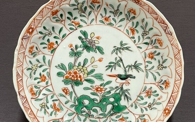 Saucer - Porcelain - Kingfisher on bamboo near chrysanthemum, peonies and pierced rock - Yellow, green, red and black - China - Kangxi (1662-1722)