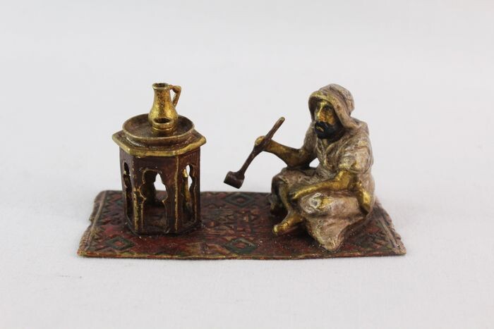 Sculpture, A Viennese cold painted bronze of an Arab smoking - Bronze - Early 20th century