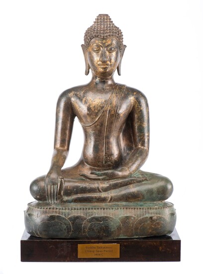 THAÏLANDE, Buddha Thaï Sakyamuni (Maravijaya) en bronze à patine verte de la période Chien Saen....