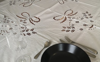 Tablecloth. satin stitch and cutwork - 236 x 144 cm - Cotton - Second half 20th century