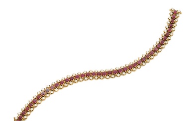 Travail français des années 1955-60 Bracelet ruban souple en or jaune 18k (750‰) serti d'un...