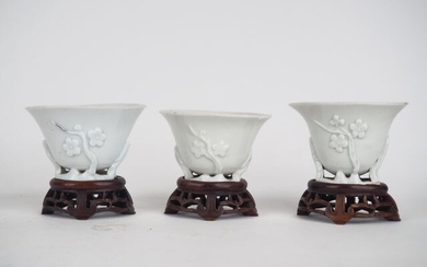 Trois petites coupes limatoires en porcelaine blanc de Chine décor moulé de fleurs de prunus...