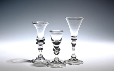 Trois petits verres à vin balustres vers 1730-50, l'un avec une coupe en forme de...