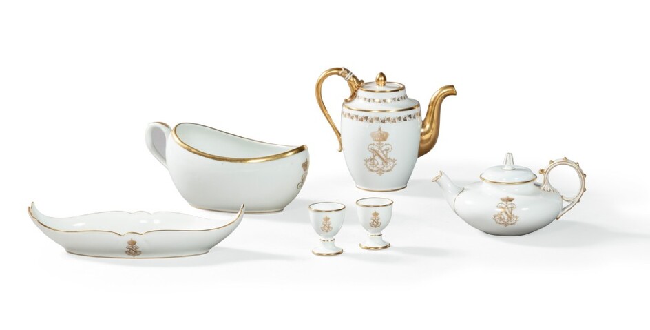 Two porcelain teapots from the Sèvres factory, Napoleon III , from the Château de Compiègne | Deux théières en porcelaine de la manufacture de Sèvres d'époque Napoléon III, provenant du château de Compiègne