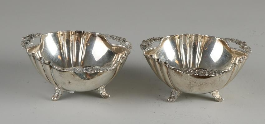 Two silver dishes, 925/000, triangular contoured with