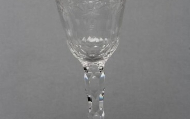 Un verre à vin, fin du 18ème siècle, le bol rond en forme d'entonnoir avec...
