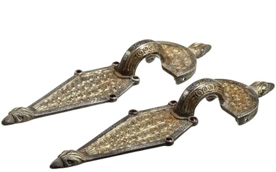 Une paire de grandes broches à arc en argent de l'époque ostrogothique, milieu du 5e...