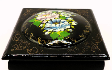 VINTAGE RUSSIAN HAND PAINTED LACQUER BOX.
