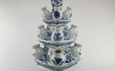 Vase, Tulip Vase, Tulipière (1) - Blue and white - Porcelain - Flowers - Exquisite and Rare Chinese Pyramid Tulip Vase - China - 20th century