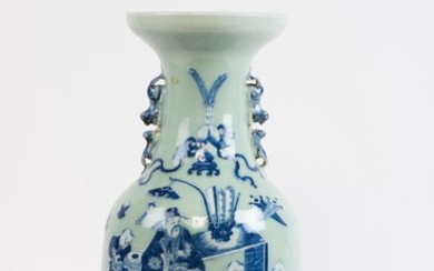 Vase en porcelaine à décor émaillé bleu blanc d'un lettré accompagné d'enfants, anses ajourées à...