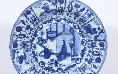 Wanli (1563-1620), blauw/wit Chinees kraakporseleinen sierschotel met beschildering van...