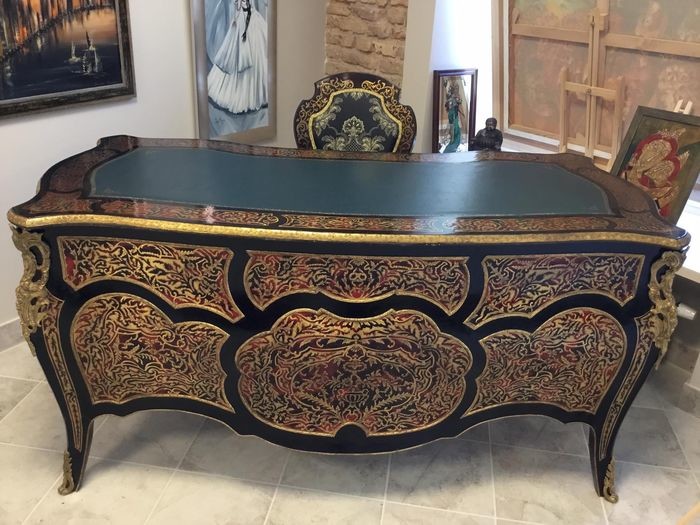 Writing desk, A Boulle style engraved brass marquetry and ebony finish cabriole legs desk - Napoleon III Style - Brass, Bronze, Wood - 19th century