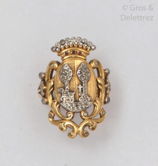 Yellow gold and platinum ring, adorned with a...