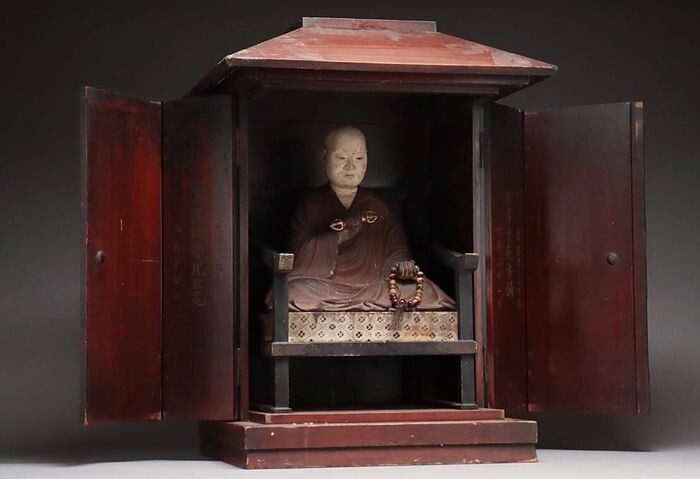 Zushi with monk (1) - Natural solid wood and lacquered - An ancient and exquisite buddhist sculpture, signed by two eminent monks - Japan - Edo Period (1600-1868)