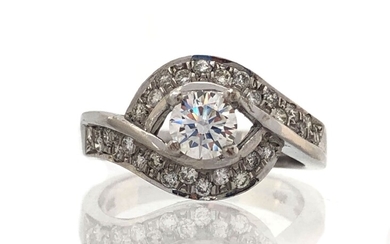 0.81ct F-VS Diamonds ring, the center diamond is a...