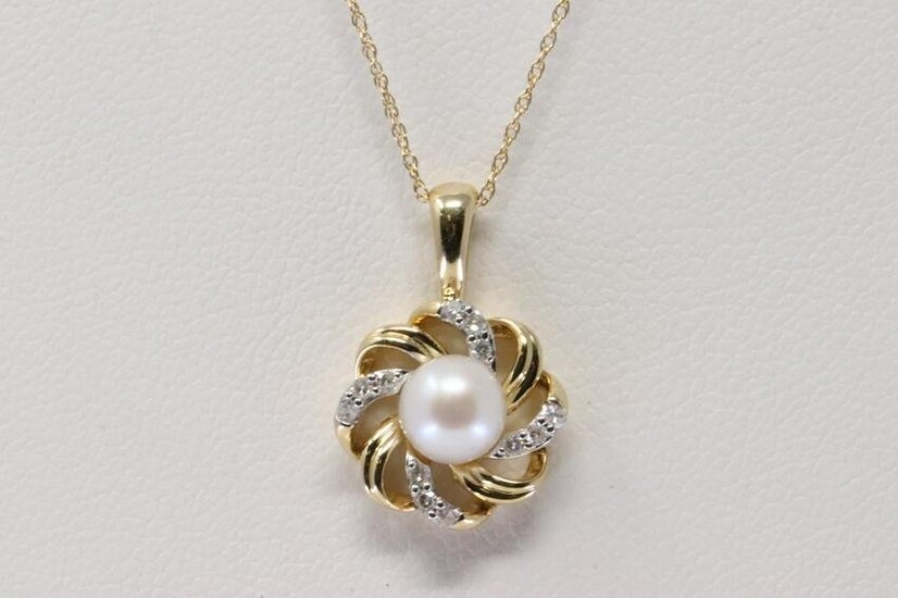 14Kt Yellow Gold Pearl / Diamond Flower Pendant.
