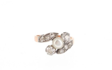 Ring in 18 K pink gold (750 °/°°°) and platinum (950 °/°°) set with a pearl and old cut diamonds Gross