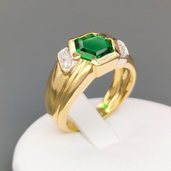 18 carat yellow gold ring with zircons and green stone