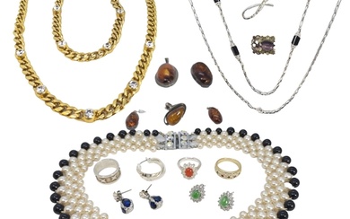 20th Century A small mixed lot of costume jewellery To inclu...