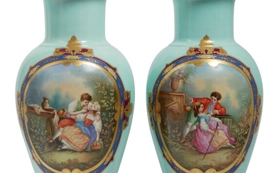 74 Importante paire de vases balustre en porcelaine polychrome à réhauts dorés à
