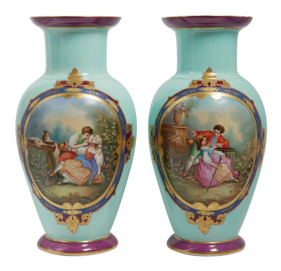 74 Importante paire de vases balustre en porcelaine polychrome à réhauts dorés à