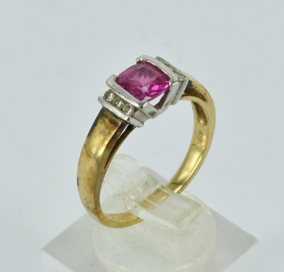 A 10CT GOLD, PINK SAPPHIRE AND DIAMOND RING