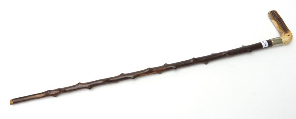A 19TH CENTURY ANTLER HANDLED WALKING STICK WITH SILVER COLLAR
