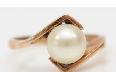 A 9ct gold and 7mm cultured pearl single stone ring, J, 2.5g...