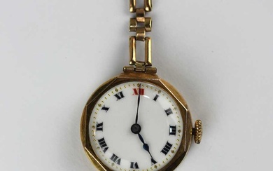 A 9ct gold circular cased lady's bracelet wristwatch
