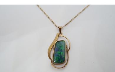 A 9ct (hallmarked) yellow gold opal doublet pendant - 4cm -...