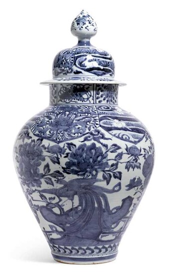 A BLUE AND WHITE VASE WITH COVER.