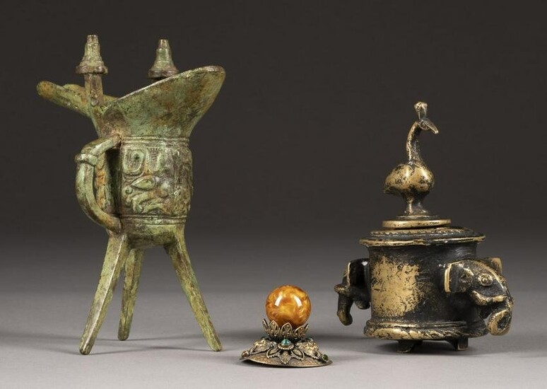 A BRONZE JUE, A BRONZE OIL LAMP AND A GEM-INLAID TOP