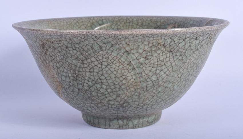 A CHINESE CELADON GE TYPE POTTERY BOWL 20th Century. 16