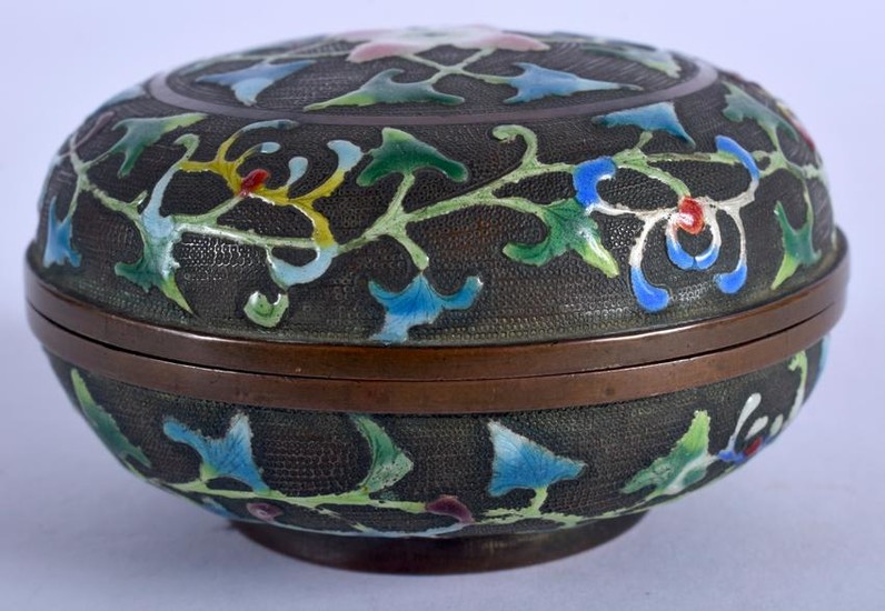 A CHINESE ENAMELLED CIRCULAR BOX AND COVER. 7.5 cm