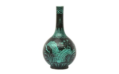 A CHINESE FAMILLE-NOIRE 'BLOSSOMS' VASE 二十世紀 墨地粉彩花卉紋瓶