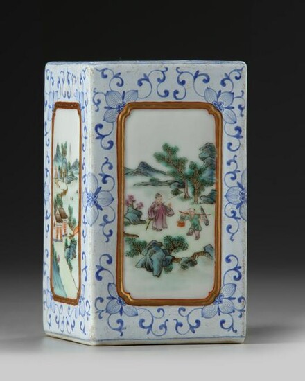 A CHINESE FAMILLE ROSE PORCELAIN BRUSH POT, 19TH-20TH