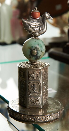A CHINESE SILVER (UNTESTED) AND JADE BIRD DECORATED STAND WITH CORAL FINIAL, H.14CM, LEONARD JOEL LOCAL DELIVERY SIZE: SMALL