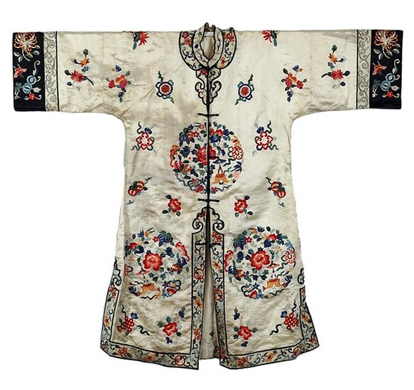 A Chinese Embroidered Silk Lady's Robe.