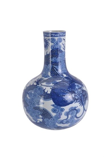 A Chinese blue and white 'Dragon' vase