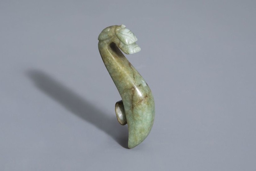 A Chinese carved jade belt hook, 19th/20th C....