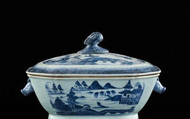 A Chinese export blue and white lidded pot, 19th century