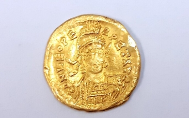 A Constantinople Emperor Leo I gold coin, c. AD 457-474, approx. 4.5gr.